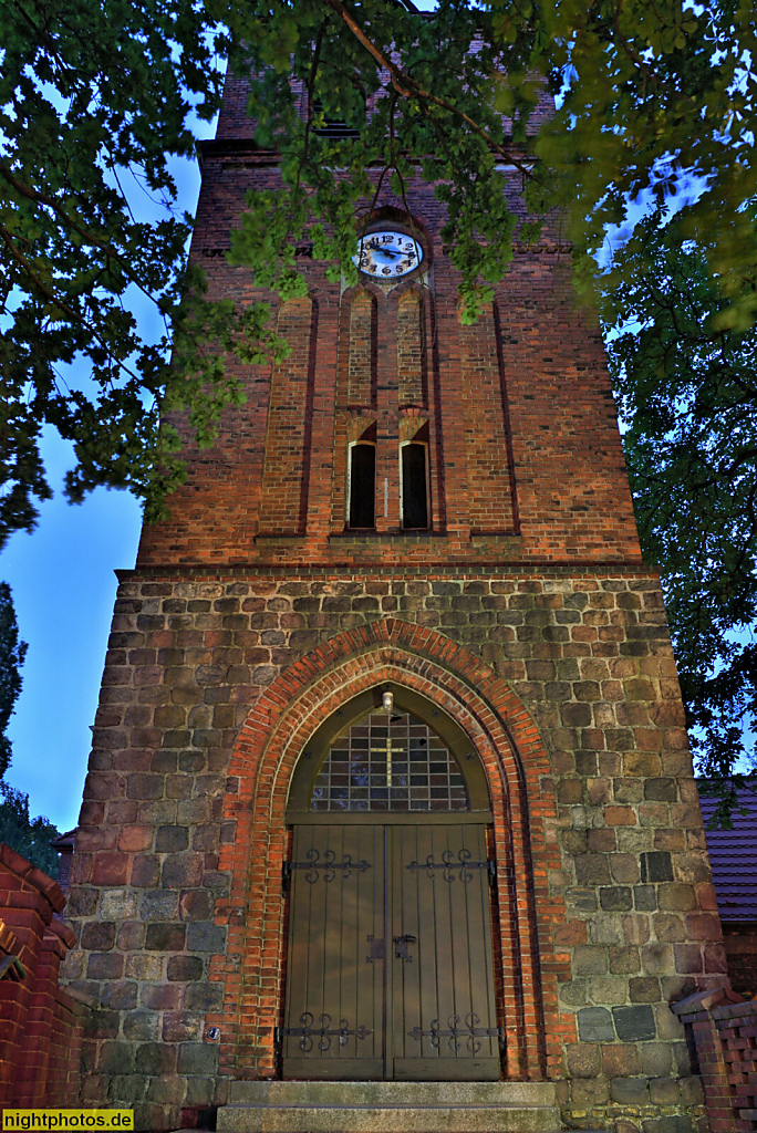 Berlin Heinersdorf. Dorfkirche Heinersdorf erbaut aus Feldsteinen im 13. Jahrhundert. Umbau 1909 durch Carl James Bühring. Romain-Rolland-Strasse 54
