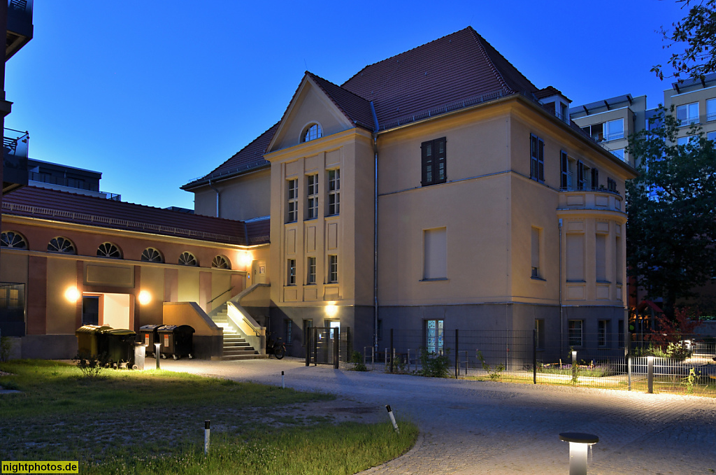 Berlin Neukölln. Wohnpark St. Marien. Kita Manna Maria im Haus Cecilia. Erbaut 1914-1917 von Baurat Theodor Goecke als Brandenburgische Hebammenlehranstalt und Frauenklinik. Wiederaufbau 1950-1953. Krankenhaus Neukölln bis 2005. Restauriert 2016-2020 durc