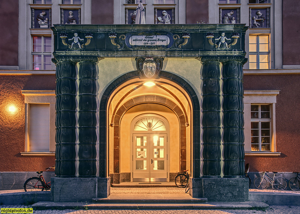 Berlin Neukölln. Wohnpark St. Marien. Haus Clara. Erbaut 1914-1917 von Baurat Theodor Goecke. Wandkeramik Majoliken. Fassadenreliefs von Roch und Feuerhahn. Mariendorfer Weg 35