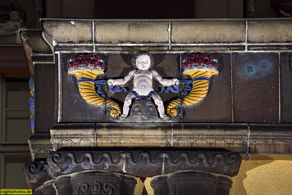 Berlin Neukölln. Wohnpark St. Marien. Haus Clara. Erbaut 1914-1917 von Baurat Theodor Goecke. Wandkeramik Majoliken. Fassadenreliefs von Roch und Feuerhahn. Mariendorfer Weg 35