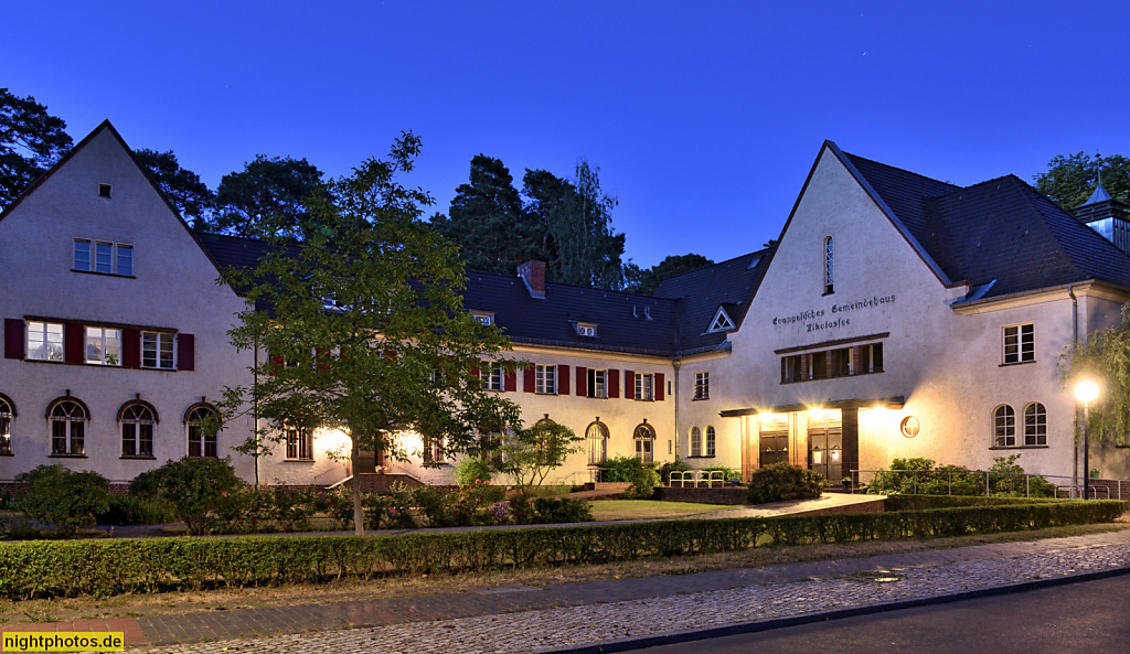 Berlin Nikolassee. Evangelisches Gemeindehaus erbaut von 1928-1929 von Walter Lehweiß und E. Breidenbend im Kirchweg 6. Links Kindertagesstätte rechts Saalbau