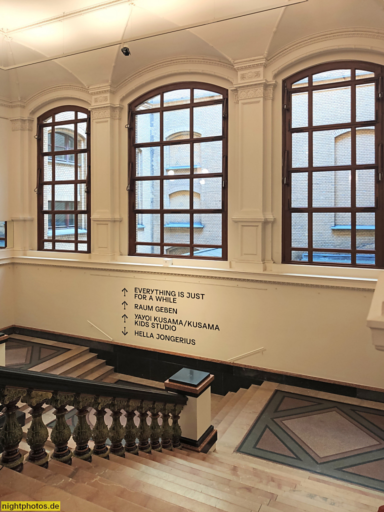 Berlin Kreuzberg Martin-Gropius-Bau Ausstellungshaus. Erbaut 1877-1881 als Kunstgewerbemuseum von Martin Gropius und Heino Schmieden im Stil der Neorenaissance. Treppe