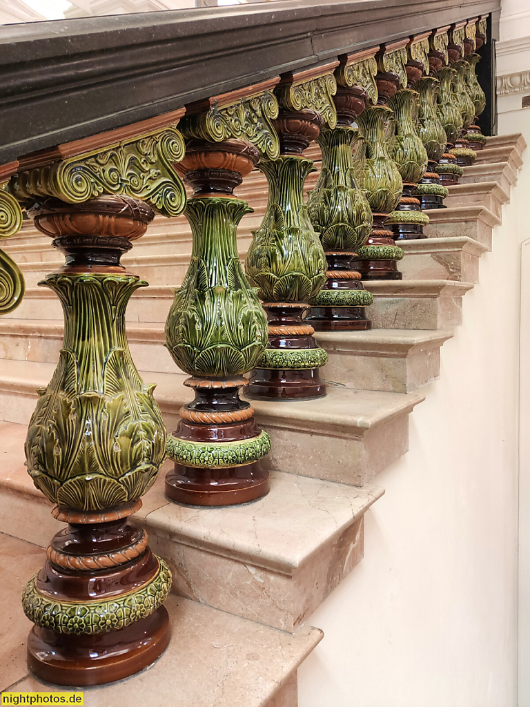 Berlin Kreuzberg Martin-Gropius-Bau Ausstellungshaus. Erbaut 1877-1881 als Kunstgewerbemuseum von Martin Gropius und Heino Schmieden im Stil der Neorenaissance. Baluster