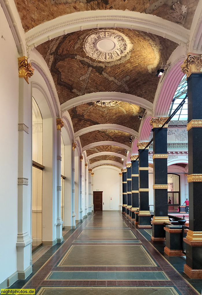 Berlin Kreuzberg Martin-Gropius-Bau Ausstellungshaus. Erbaut 1877-1881 als Kunstgewerbemuseum von Martin Gropius und Heino Schmieden im Stil der Neorenaissance. Haupthalle Galerie. Gewölbedecke über Pfeilern