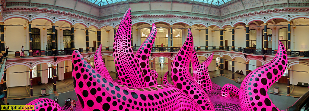 Berlin Kreuzberg Martin-Gropius-Bau Haupthalle Lichthof. Kunstinstallation von Yayoy Kusama 'A Bouquet of Love I saw in the Universe' erschaffen 2021