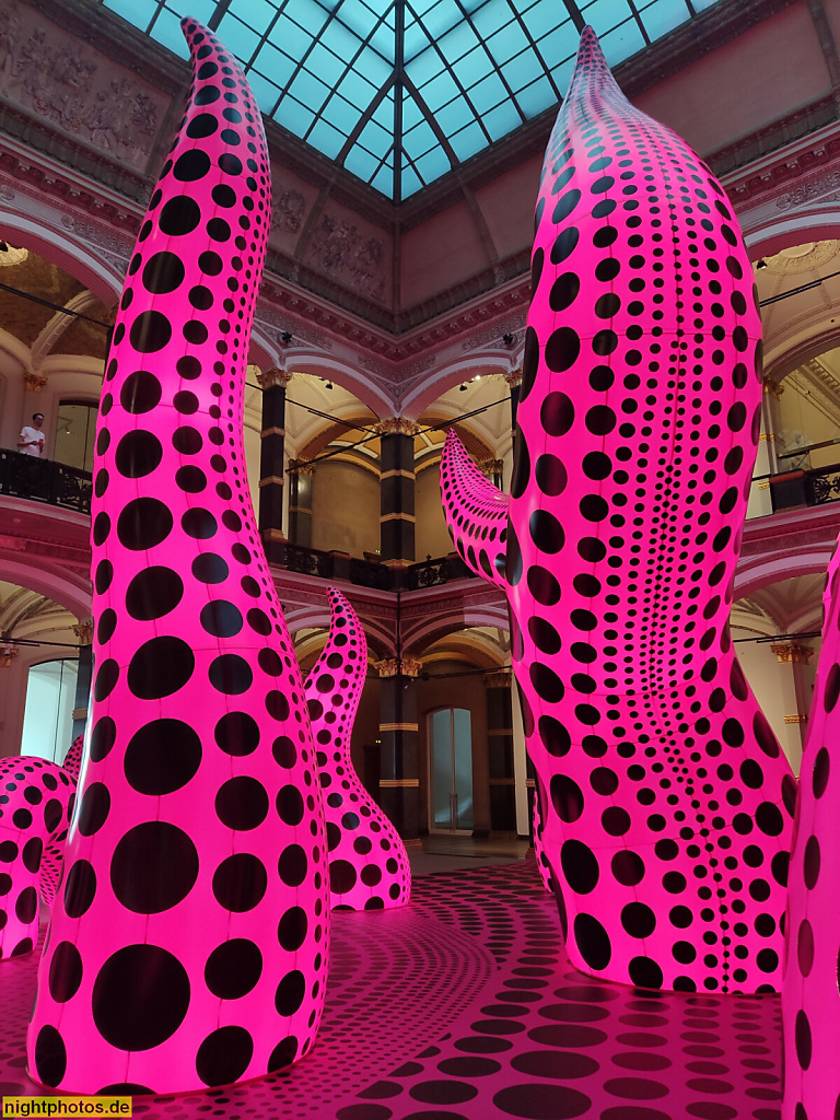 Berlin Kreuzberg Martin-Gropius-Bau Haupthalle Lichthof. Kunstinstallation von Yayoy Kusama 'A Bouquet of Love I saw in the Universe' erschaffen 2021