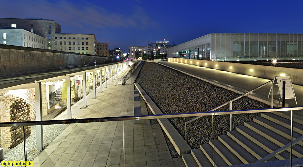 Berlin Kreuzberg. Gedenkstätte Topographie des Terrors mit Freiluftausstellung. Ausstellungsgebäude erbaut 2010 von Architektin Ursula Wilms auf dem Gelände der Zentrale der Geheimen Staatspolizei (Gestapo). Landschaftsarchitekt Heinz W. Hallmann