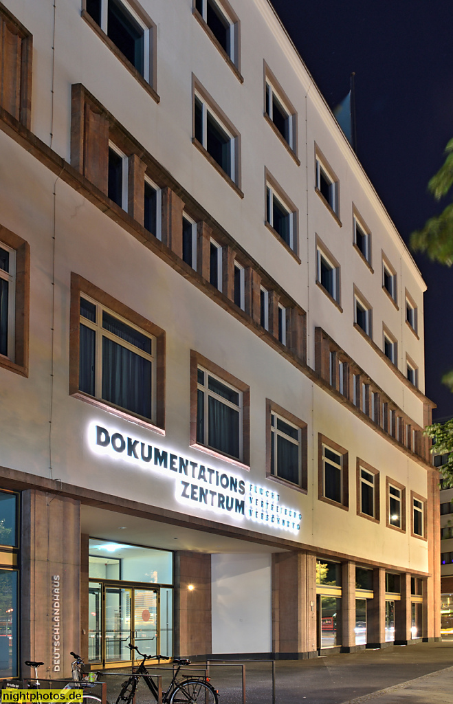 Berlin Kreuzberg. Dokumentationszentrum Flucht Vertreibung Versöhnung im Deutschlandhaus. Erbaut 1926-1935 von Bielenberg und Moser. Wiederaufbau 1960 als Haus der Ostdeutschen Heimat. Umbau 2009 durch Bernhard und Stefan Marte. Stresemannstrasse 92-94