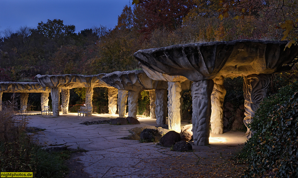 Berlin Neukölln. Britzer Garten. Grotte neben den Britzer Seeterrassen erbaut von Architekt Engelbert Kremser als organische Architektur in Erdbauweise. Ausführung durch Gartenbau Otto Kittel