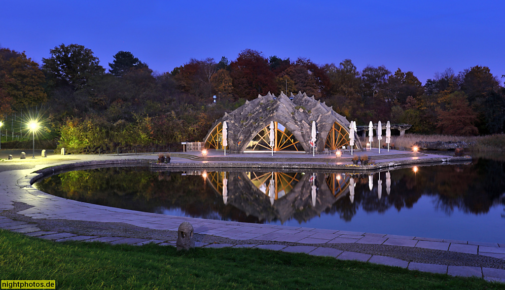 Berlin Neukölln. Britzer Garten. Mit 'Restaurant Seestern' ehemals Britzer Seeterrassen und Grotten erbaut von Architekt Engelbert Kremser als organische Architektur in Erdbauweise