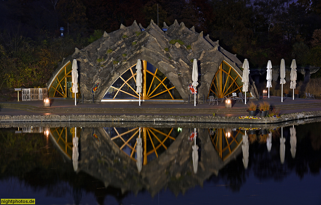 Berlin Neukölln. Britzer Garten. Mit 'Restaurant Seestern' ehemals Britzer Seeterrassen erbaut von Architekt Engelbert Kremser als organische Architektur in Erdbauweise