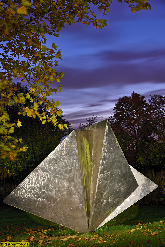 Berlin Neukölln Britzer Garten. Skulptur 'Gespaltenes Dreieck' erschaffen 1972 von Volkmar Haase aus geschweisstem Chromstahl. Seit 1996 im Britzer Garten