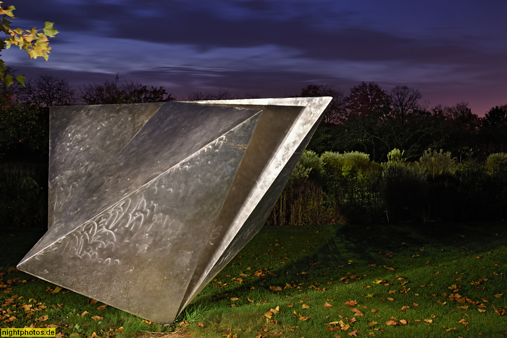 Berlin Neukölln Britzer Garten. Skulptur 'Gespaltenes Dreieck' erschaffen 1972 von Volkmar Haase aus geschweisstem Chromstahl. Seit 1996 im Britzer Garten