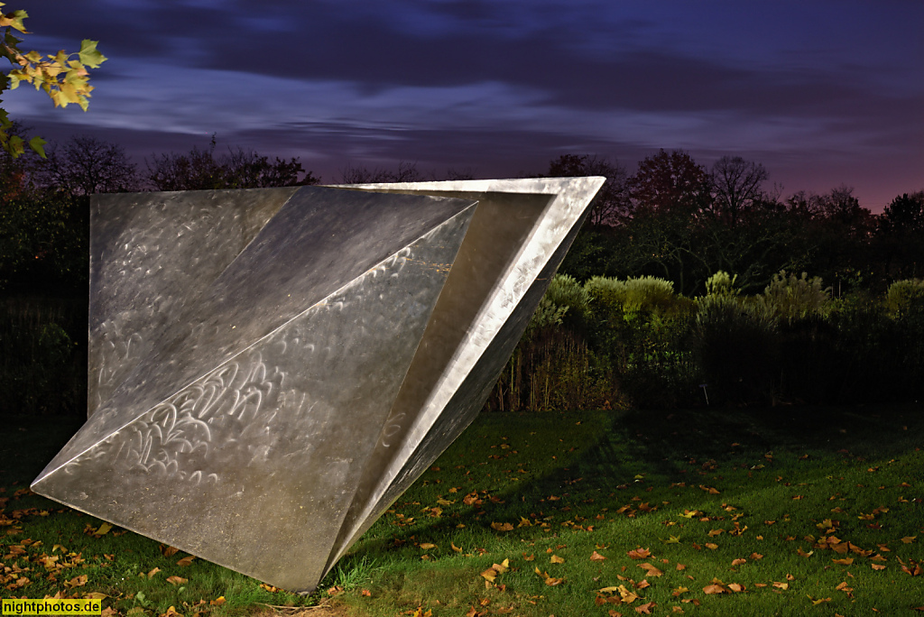 Berlin Neukölln Britzer Garten. Skulptur 'Gespaltenes Dreieck' erschaffen 1972 von Volkmar Haase aus geschweisstem Chromstahl. Seit 1996 im Britzer Garten