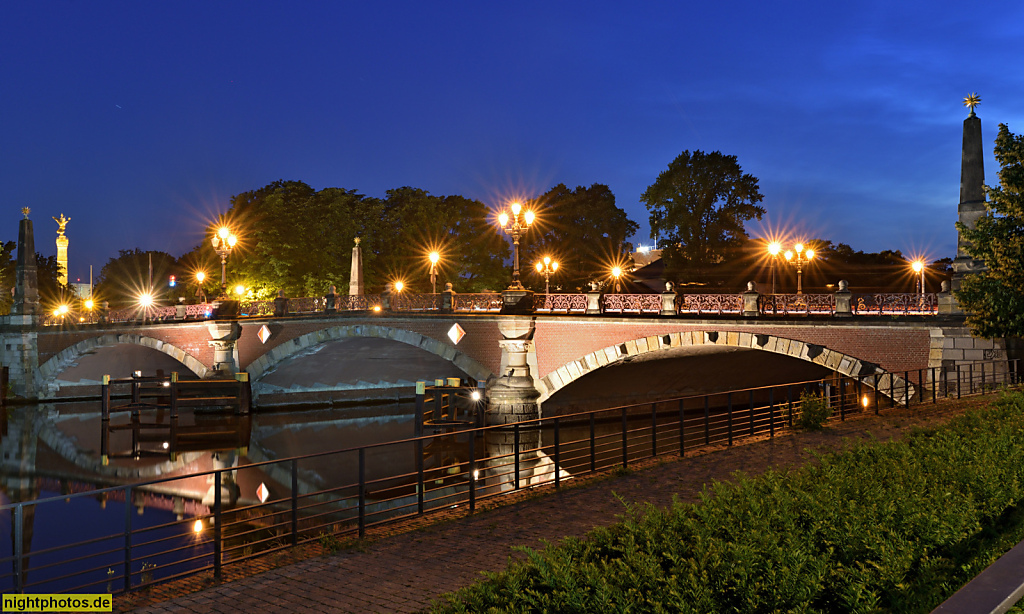 Berlin Moabit. Lutherbrücke über die Spree. Erbaut 1891-1892 von Karl Bernhard und Otto Stahn. Renoviert 1974-1979. Kreissegmentbogen Klinker verkleidet. Brückenpfeilerköpfe aus Sandstein