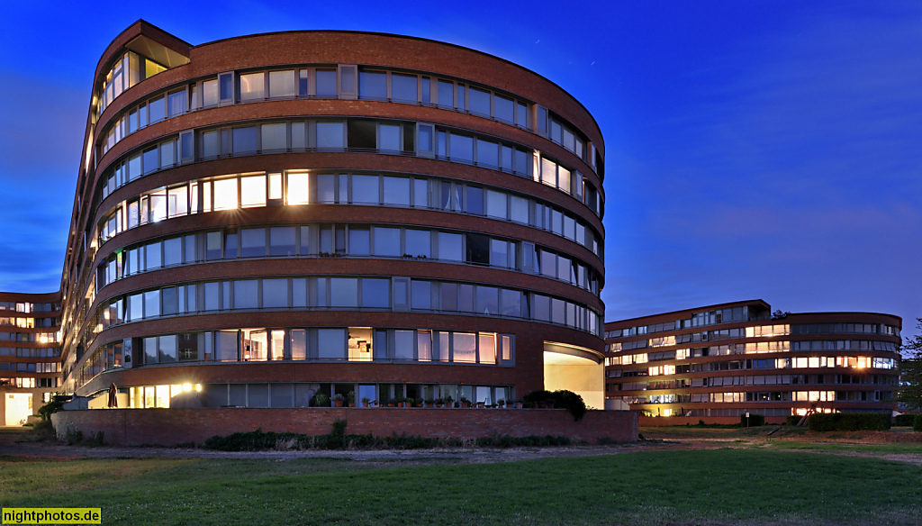 Berlin Moabit. Abgeordneten-Schlange. Bundesschlange. Moabiter Werder. Erbaut 1997-1999 von Architekt Georg Bumiller und Kienast Vogt und Partner Landschaftsplanung. Joachim-Karnatz-Allee 1-43