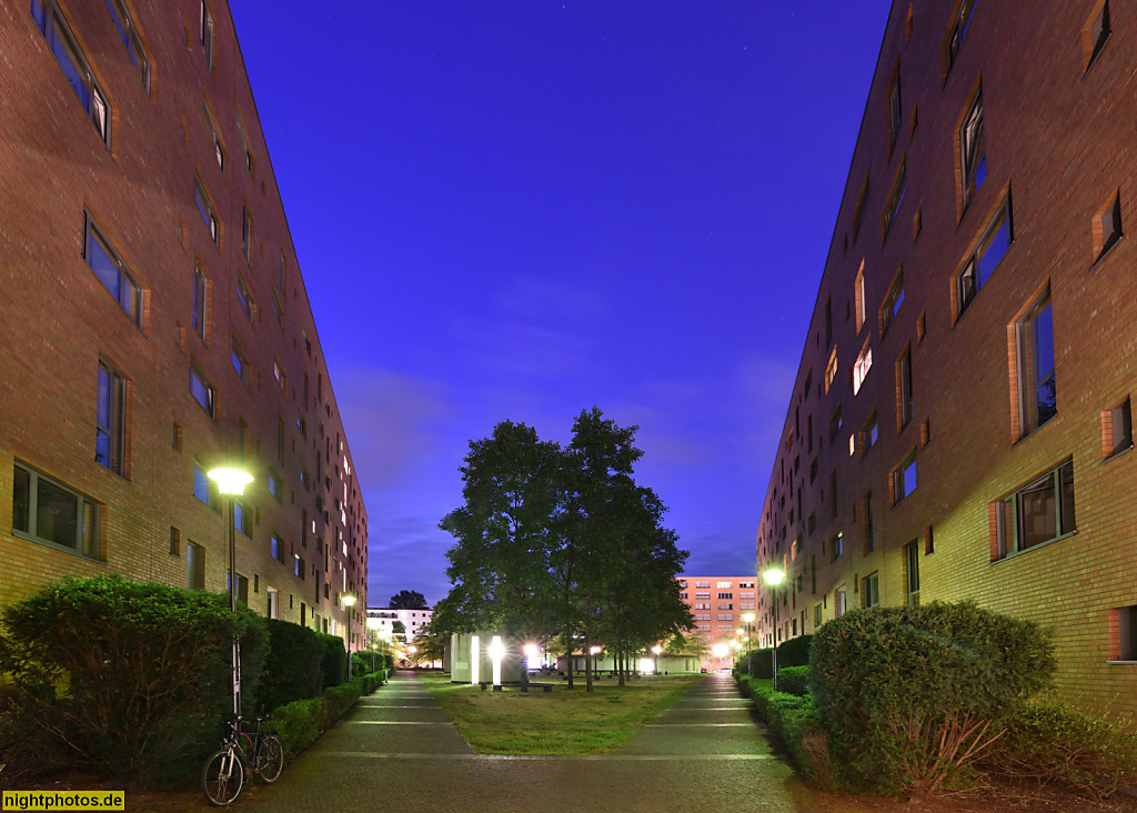 Berlin Moabit. Abgeordneten-Schlange. Bundesschlange. Moabiter Werder. Erbaut 1997-1999 von Architekt Georg Bumiller und Kienast Vogt und Partner Landschaftsplanung. Joachim-Karnatz-Allee 1-43