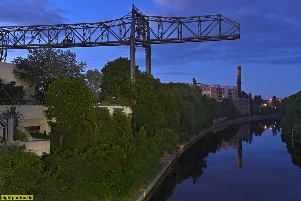Berlin Tempelhof. VauBeKa Vereinigte Berliner Kohlenhändler Portalkran aus Eisenfachwerk am Teltowkanal erbaut 1935 von DEMAG nach Plan von Ingenieur Appenzeller. 122m lang. Stillgelegt 1991. Teilestrasse 3-8. Hinten ehemalige Sarottifabrik erbaut 1911-19