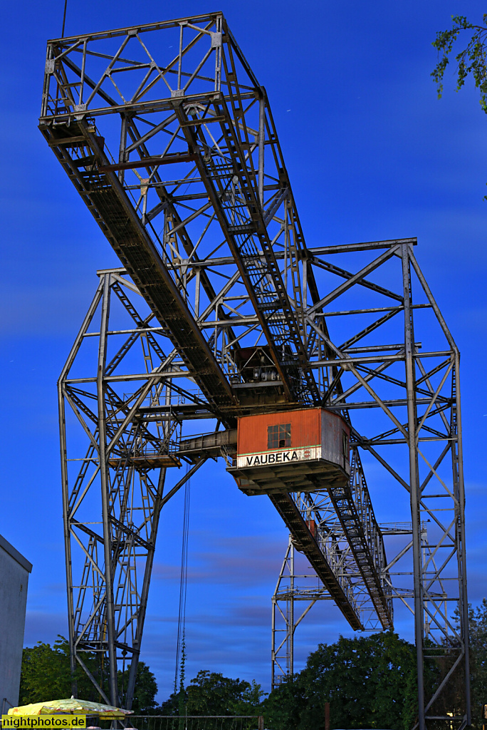 Berlin Tempelhof. VauBeKa Vereinigte Berliner Kohlenhändler Portalkran aus Eisenfachwerk am Teltowkanal erbaut 1935 von DEMAG nach Plan von Ingenieur Appenzeller. 122m lang. Stillgelegt 1991. Teilestrasse 3-8