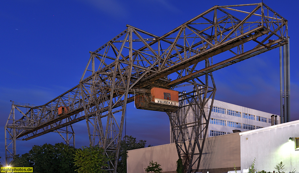 Berlin Tempelhof. VauBeKa Vereinigte Berliner Kohlenhändler Portalkran aus Eisenfachwerk am Teltowkanal erbaut 1935 von DEMAG nach Plan von Ingenieur Appenzeller. 122m lang. Stillgelegt 1991. Teilestrasse 3-8