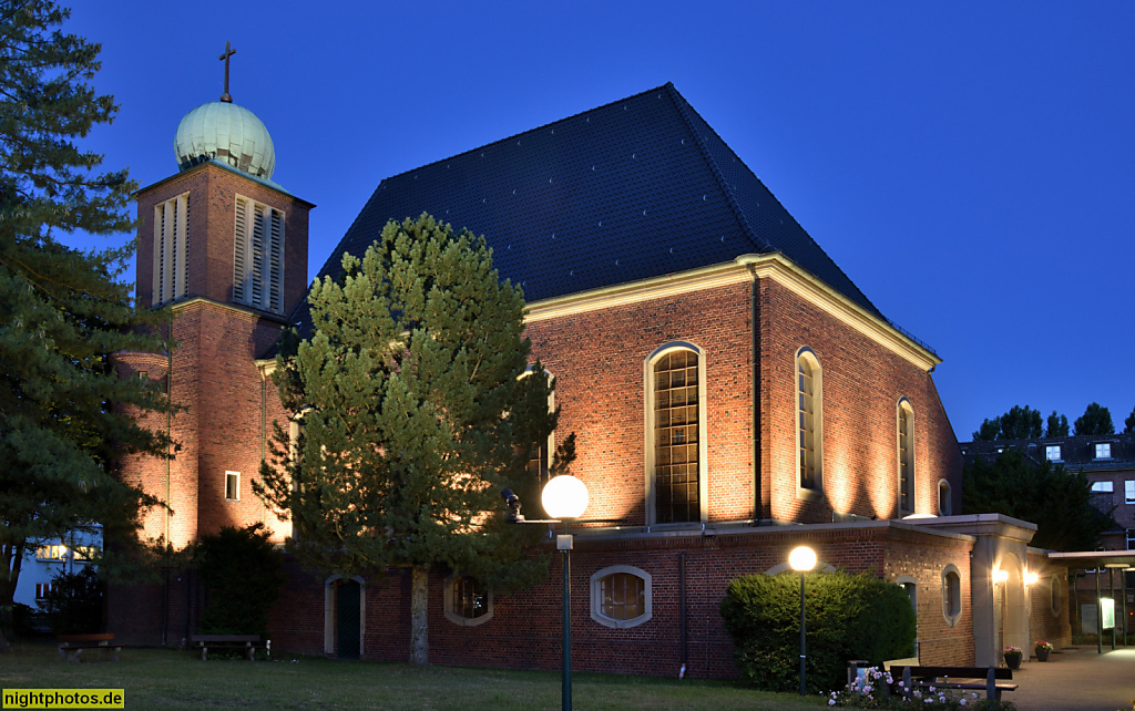 Berlin Lichtenrade Katholische Salvatorkirche begonnen 1924-1925 von Bernhard Hertel. Fortgesetzt 1932-1933 von Josef Bischof. Vollendet 1955-1956 von Heinrich Kosina. Pfarrer-Lütkehaus-Platz