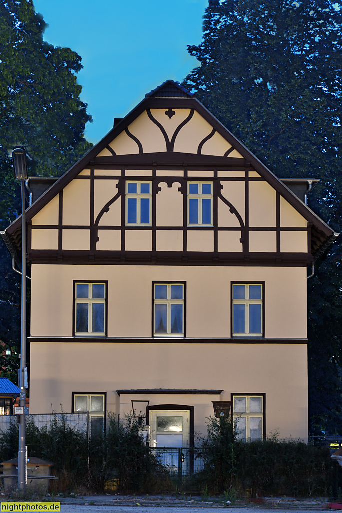 Berlin Lichtenrade. Haus Buhr. Landhaus Lichtenrade erbaut 1893-1894 von Carl Haufe als Wirtshaus der Schlossbrauerei Schöneberg mit Fachwerkgiebel. Restauriert 2019. Bahnhofstrasse 30-32