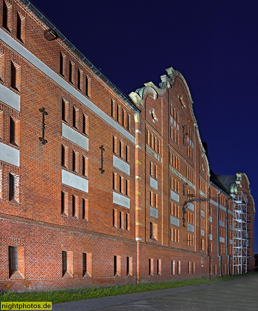 Berlin Lichtenrade. Stadtbibliothek und Jugendmuseum. Erbaut 1898 als Alte Mälzerei der Schlossbrauerei Schöneberg vom Wilhelm Walther. Sanierung und Umbau 2018-2021 von ff-Architekten. Steinstrasse 41