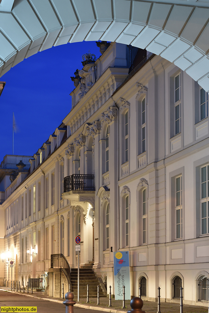 Berlin Mitte Palais Populaire erbaut als Prinzessinnenpalais 1733 von Friedrich Wilhelm Diterichs im Stil des Rokoko. Rekonstruiert 1964 von Richard Paulick als Teil des Forum Fridericianum. Oberwallstrasse 1-2