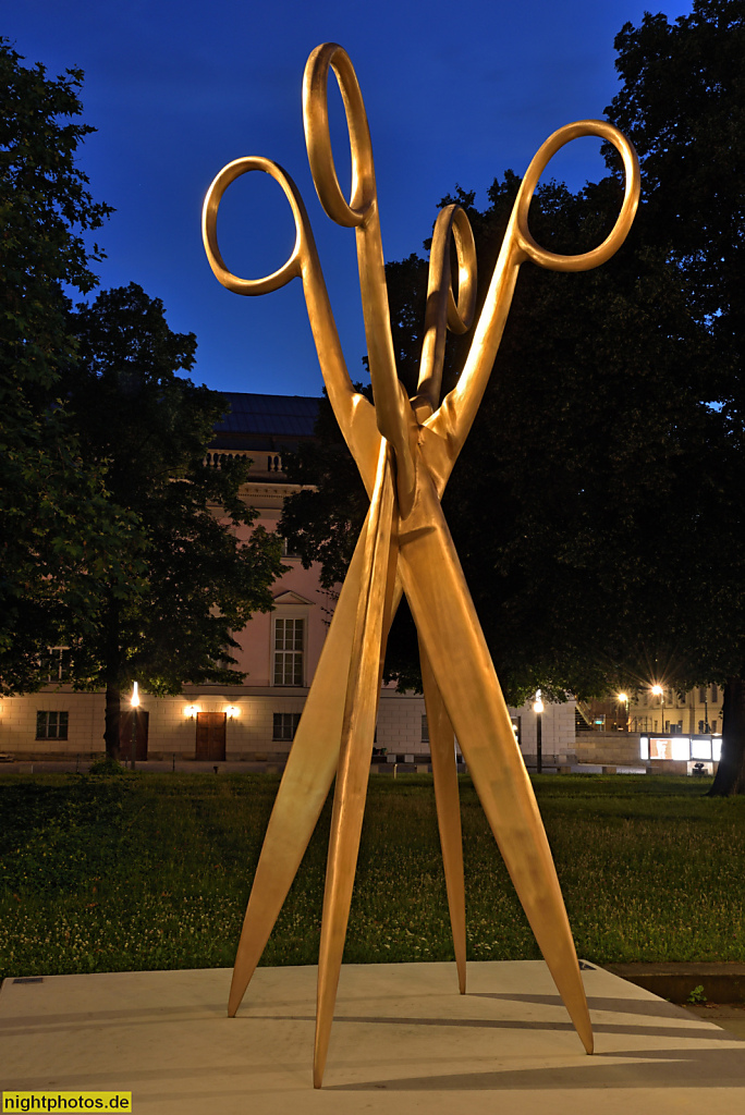 Berlin Mitte Palais Populaire Bronze Skulptur 'Die Doppelgängerin' von Valie Export 2010