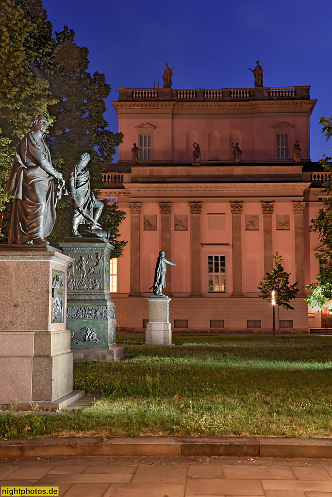 Berlin Mitte. Bronze Skulptur vorn Ludwig Yorck und hinten August von Gneisenau hinter der Staatsoper Unter den Linden. Erschaffen 1851-1855 von Bildhauer Christian Daniel Rauch nach Entwurf von Karl Friedrich Schinkel