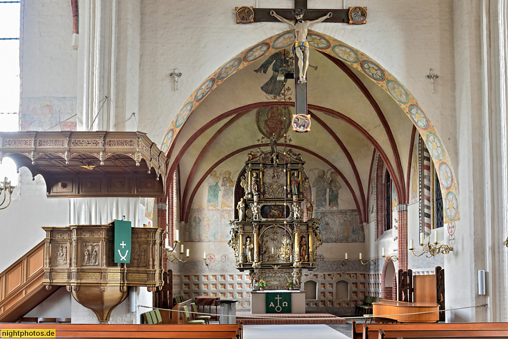 Neustadt in Holstein Stadtkirche. Gotische Basilika erbaut 1238. Chor mit Schnitzaltar von 1643 von Bildhauer Zacharias Hübener. Renaissancekanzel von 1571. Malereien von 1350