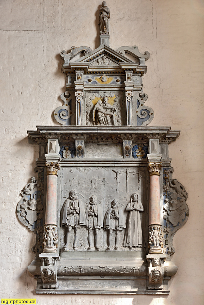 Neustadt in Holstein Stadtkirche. Gotische Basilika erbaut 1238. Renaissanceepitaph aus Sandstein der Familie Rantzau auf Gut Brodau von 1590