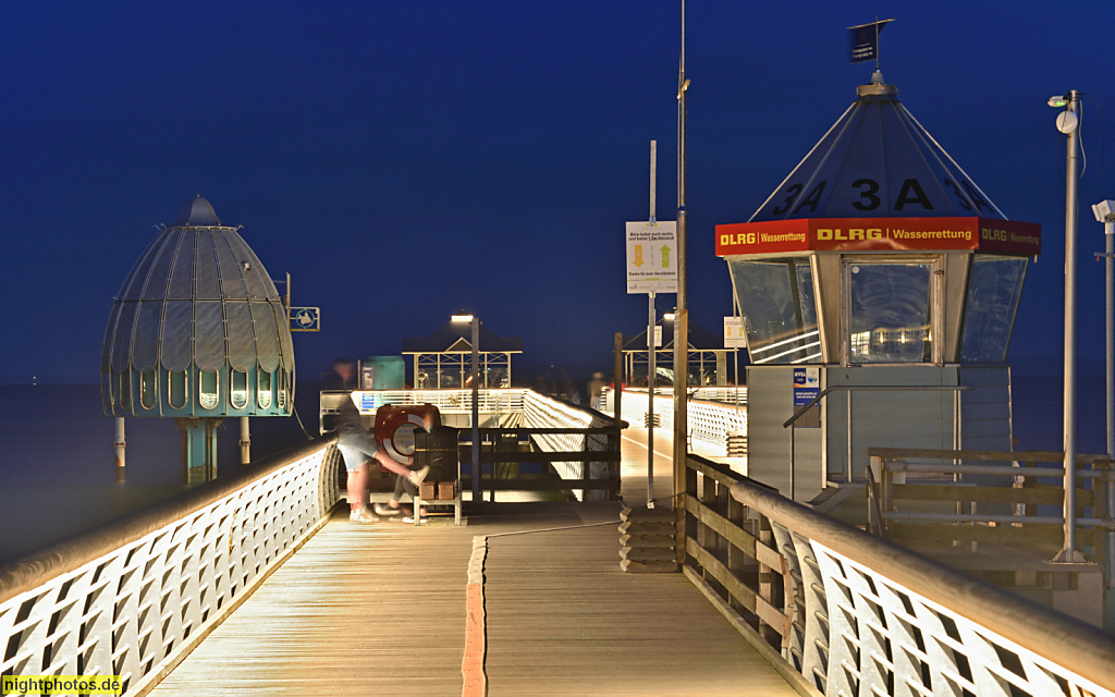 Grömitz Seebrücke 398 Meter lang mit Tauchgondel seit 2009 und DLRG Wachturm