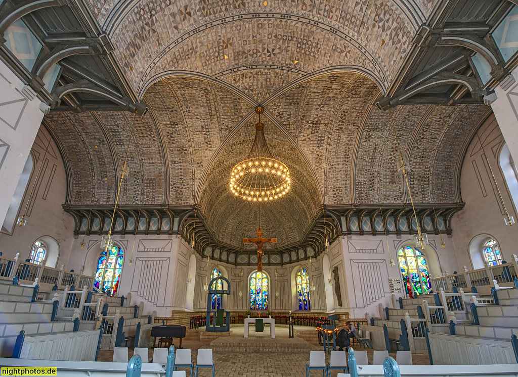 Plön Nikolaikirche. Erstbau 1691. Nach Brand Wiederaufbau 1866-1868 durch den preussischen Baurat Hermann Georg Krügerin in Neoromanik. Fenster und Gewölbe von Künstler Carl Frey