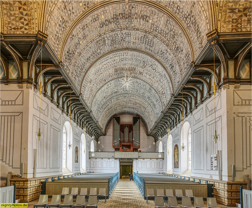 Plön Nikolaikirche. Erstbau 1691. Nach Brand Wiederaufbau 1866-1868 durch den preussischen Baurat Hermann Georg Krügerin in Neoromanik. Fenster und Gewölbe von Künstler Carl Frey