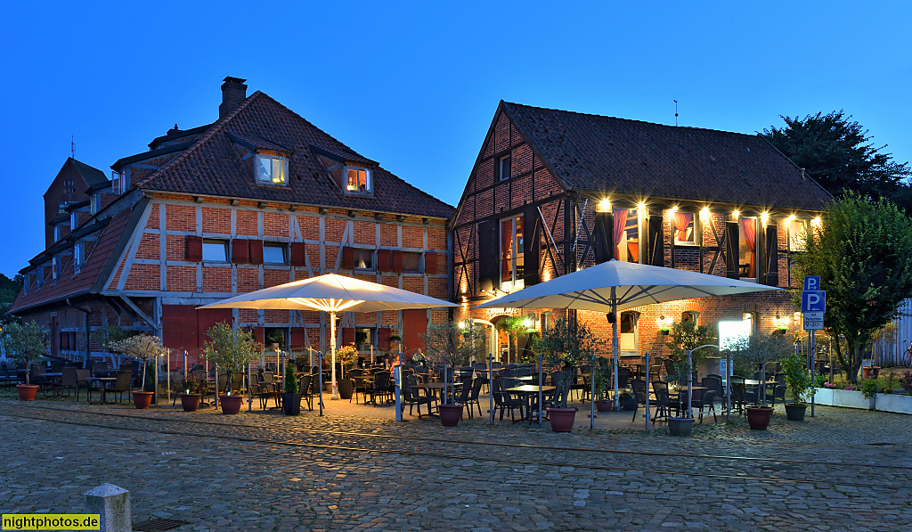 Neustadt in Holstein. Restaurant Ambrosia. Erbaut als 'Alter Wasserspeicher'. Baudenkmal. Am Hafen 2. Links Horn´scher Speicher Kornspeicher erbaut 1824. Am Hafen 4