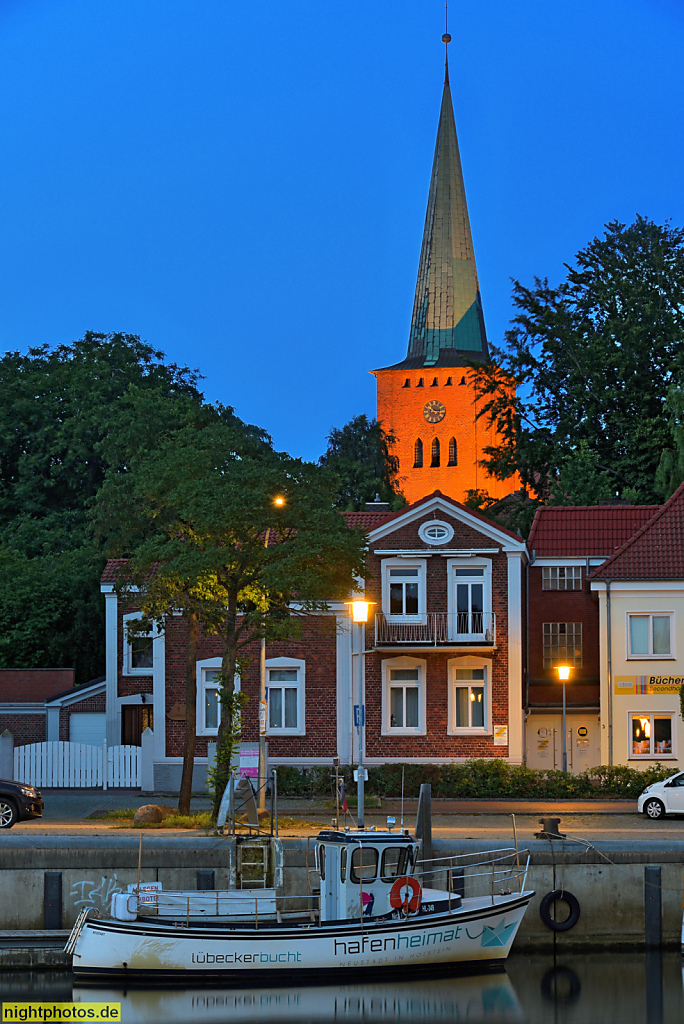 Neustadt in Holstein. Stadtkirche hinter Schiffbrücke 1-2 an der Neustädter Bucht. Kirchturm erbaut ab 1334. Turmhelm erbaut 1844-1846. Backsteingotik