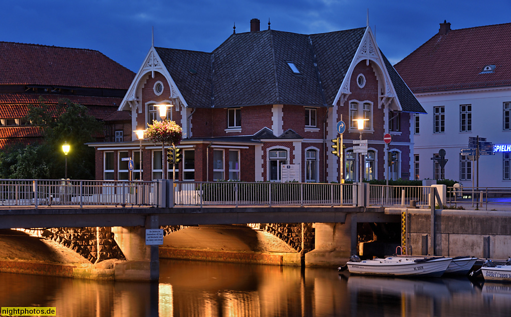 Neustadt in Holstein. Wohnhaus Petersen erbaut 1897 von J. H. Petersen. Schiefergedecktes Walmdach und Satteldach. Untere Querstrasse 1. Übergiebelter Risalit und Eckquaderung