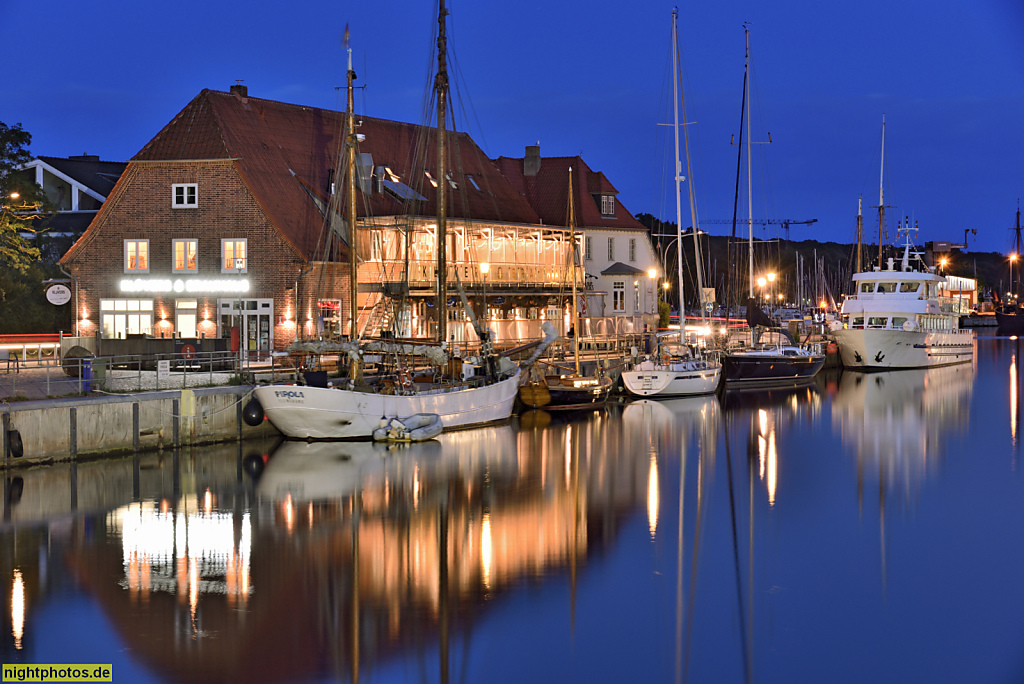 Neustadt in Holstein. Klüvers Brauhaus am Hafen. Erbaut als Fischhalle. Umbau Restaurant 2004 von Olaf Klüver. Schiffbrücke 2-4