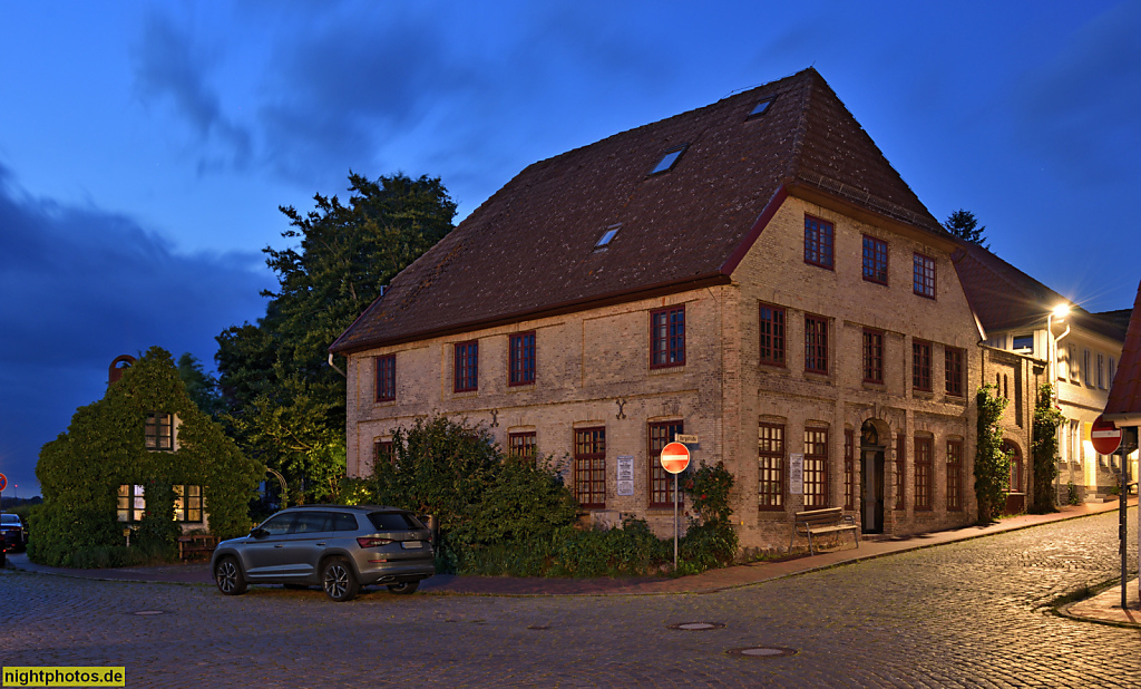 Neustadt in Holstein. Praxis am Binnenwasser. Backsteingiebelhaus mit Krüppelwalmdach erbaut 1802. Burgstrasse 36