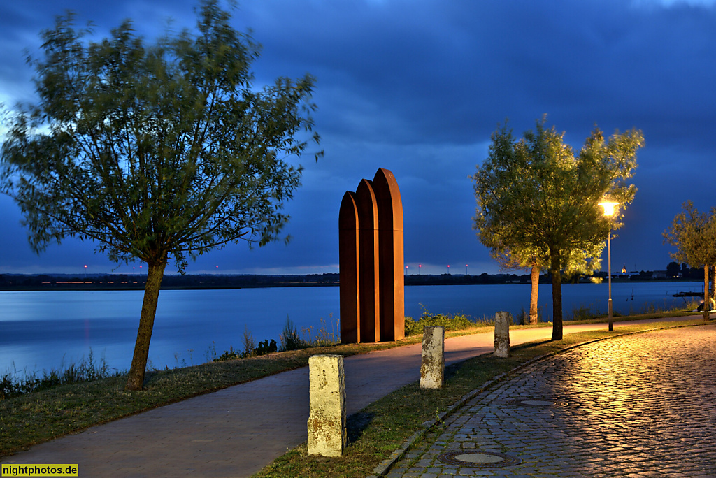 Neustadt in Holstein. Skulptur 'Hausungen' von Winni Schaak aus Cortenstahl auf dem Neustädter Kunstkilometer am Binnenwasser