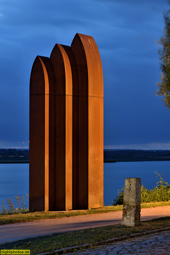 Neustadt in Holstein. Skulptur 'Hausungen' von Winni Schaak aus Cortenstahl auf dem Neustädter Kunstkilometer am Binnenwasser