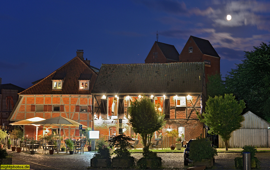 Neustadt in Holstein. Restaurant Ambrosia. Erbaut als 'Alter Wasserspeicher'. Baudenkmal. Am Hafen 2. Links Horn´scher Speicher Kornspeicher erbaut 1824. Am Hafen 4. Hinten Doppelturm-Getreidespeicher erbaut 1954-1957 von Karl Horenburg. 'Janus-Speicher'