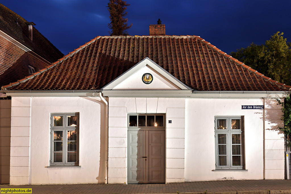 Neustadt in Holstein. Brückengeldeinnehmerhaus erbaut 1846 im klassizistischen Stil als Zollhaus. Vor dem Brücktor 2