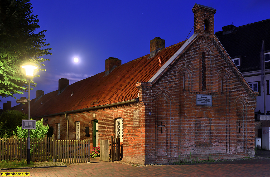 Neustadt in Holstein. Wohnhaus des Hospital zum Heiligen Geist Neustadt. Gegründet 1344. Wohnungen erbaut 1853. Umbau 1987. Vor dem Brücktor 1-3