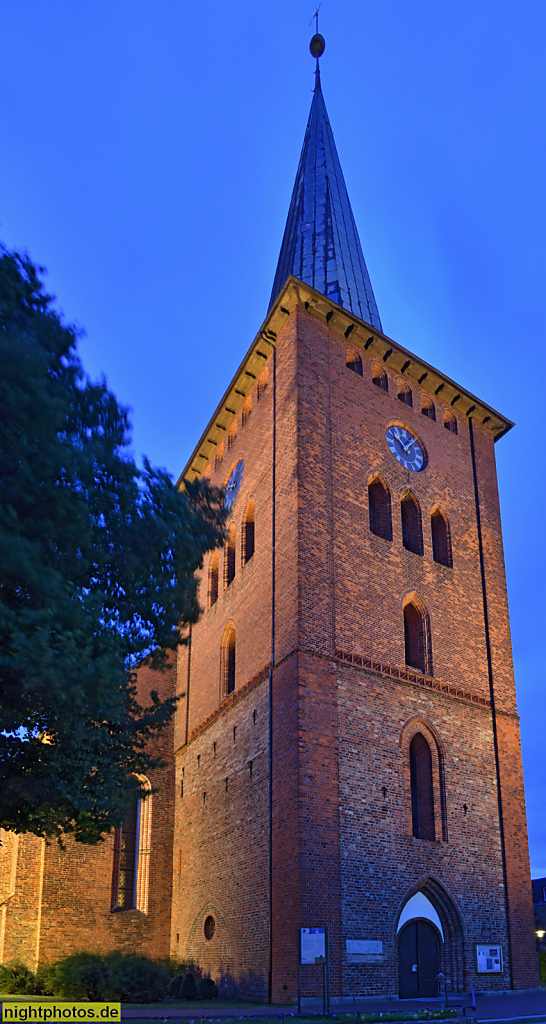 Neustadt in Holstein. Stadtkirche. Gotische Basilika erbaut 1238. Kirchturm erbaut ab 1333. Turmhelm erbaut 1844-1846. Ziegelbau aus Backstein. Kirchenstrasse 1