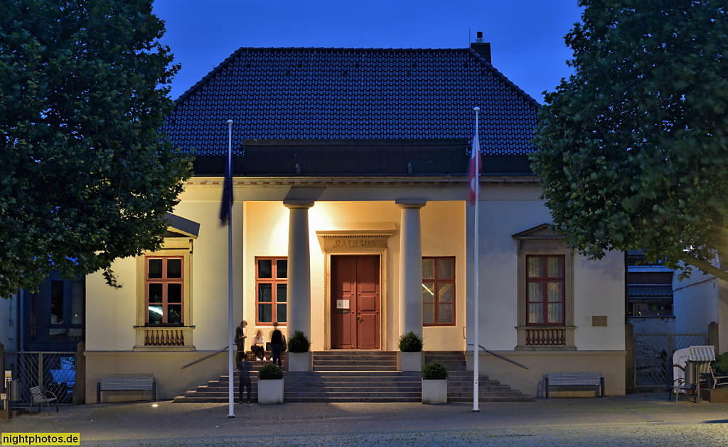 Neustadt in Holstein. Rathaus erbaut 1818-1820 von Friedrich Christian Heylmann und Christian Friedrich Hansen. Erweitert 1913 und 1954. Spätklassizismus