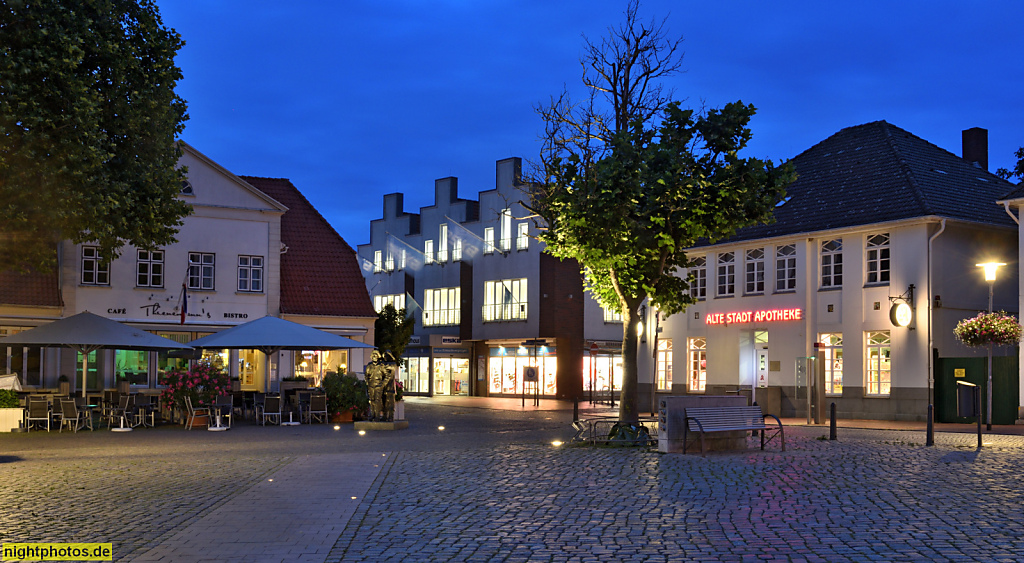 Neustadt in Holstein. Marktplatz mit Cafe Thienemanns als Putzbau in Ecklage erbaut 1817. Rechts Alte Stadt Apotheke. Gegründet 1687 von Casper Merwitz. Erbaut 1782. Abgebrannt 1817. Wiederaufbau 1820. Renoviert 1911. Saniert 1988-1989 von Birgit Karg