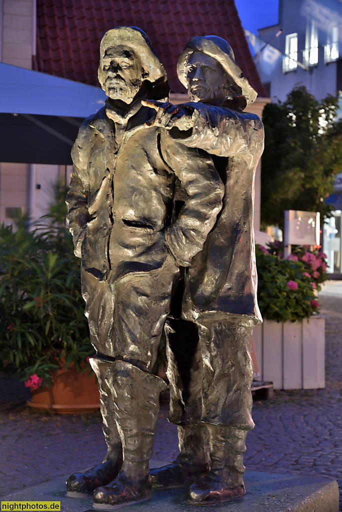 Neustadt in Holstein. Fischerdenkmal von Serge Mangin 1994 aus Bronze auf dem Marktplatz. Gestiftet von Reederei Deilmann anlässlich des 750-jährigen Stadtjubiläums