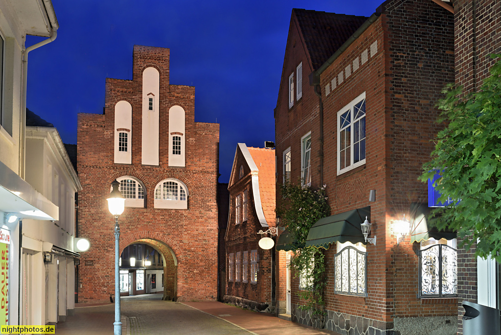 Neustadt in Holstein. Kremper Tor am Haakengraben. Ehemalige Befestigungsanlage. Mitte Volkshochschule mit Stadtarchiv. Erbaut 1818 als Fürstlicher Hof. Kremper Strasse 32